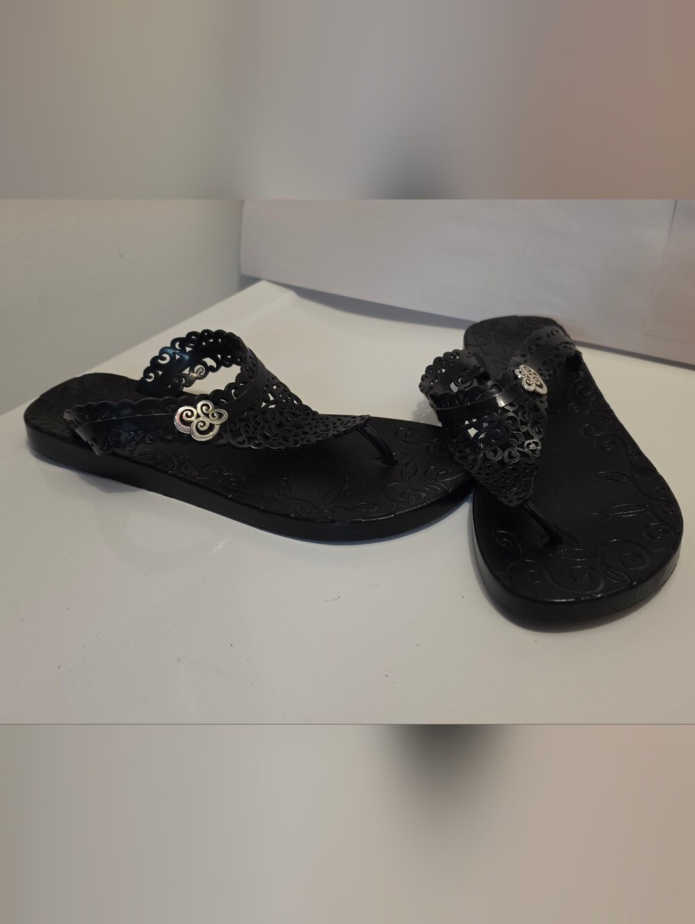Brighton Womens Sz 9 Black Scroll Medallion EUC thongs sandals jelly flip-flops - Picture 3 of 7
